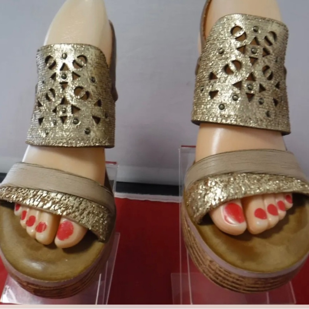 OTBT cut out leather gold wedge sandals size 7.5 - Picture 2 of 10
